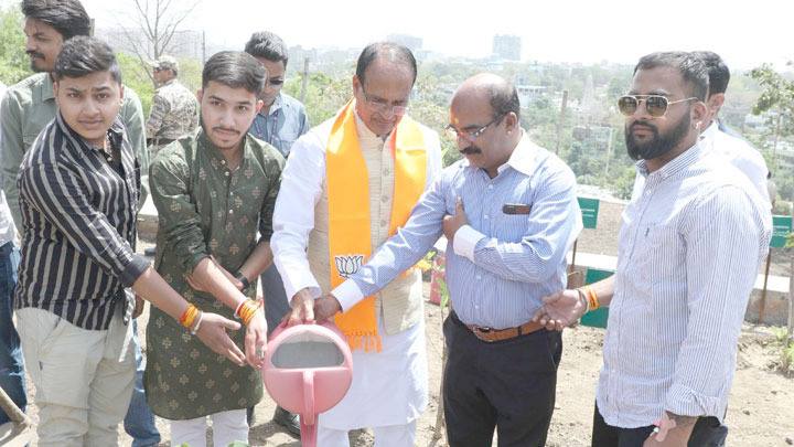 मुख्यमंत्री श्री चौहान ने नीम, बरगद और करंज के पौधे लगाए